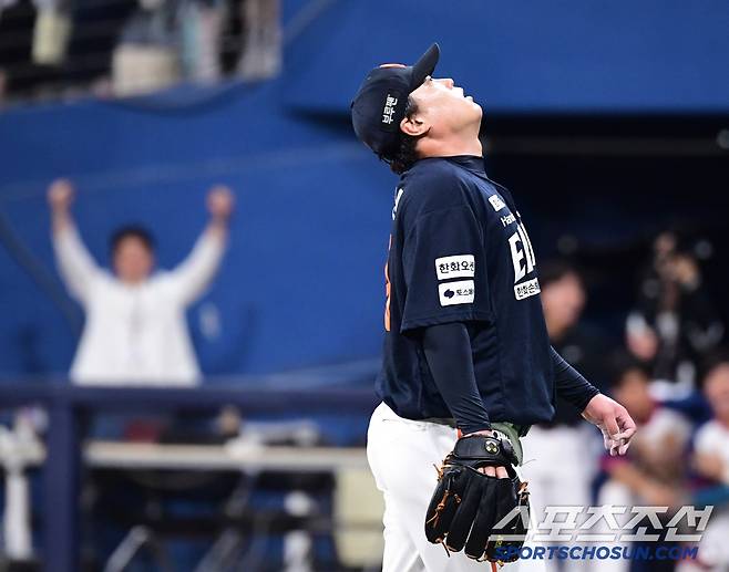 5회말 2사 만루. 이주형에게 밀어내기 볼넷을 내주고 한숨을 내쉬는 류현진.