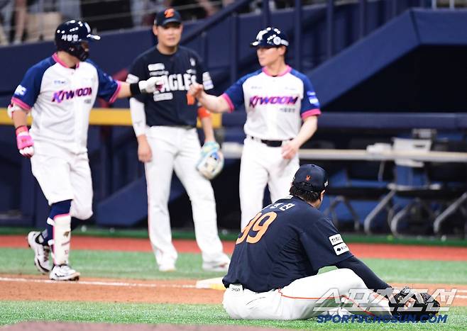 5회말 2사 만루. 최주환 투수 앞 땅볼 때 본인의 실책으로 실점을 내주는 류현진.