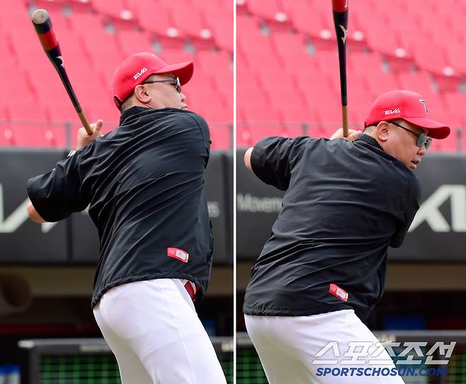 중심 축이 흔들리며 팔이 먼저 움직이는 경우(왼쪽), 중심 이동 후 축을 고정한 상태에서 타이밍을 잡는 경우(오른쪽)를 설명하는 이 감독