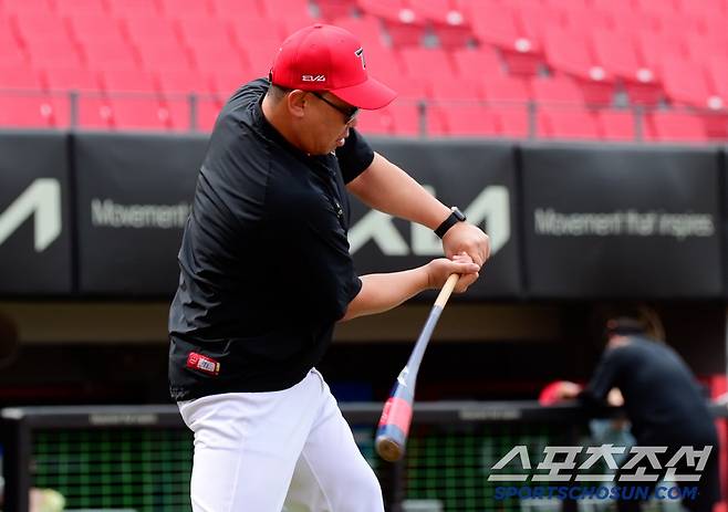 최다 만루포 기록 보유자 이범호 감독. 타격 코치에서 감독으로 승격된 후에도 선수들 지도는 계속되고 있다.