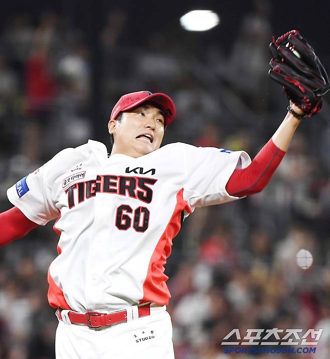 5일 광주 기아 챔피언스필드에서 열린 롯데-KIA전. 7회초 무사 KIA 선발투수 김도현이 장두성의 타구를 점프해 잡고 있다. 광주=정재근 기자 cjg@sportschosun.com/2025.7.5/