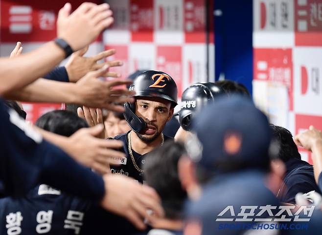 9회초 1사 2루. 문현빈의 적시타 때 득점에 성공한 한화 리베라토.