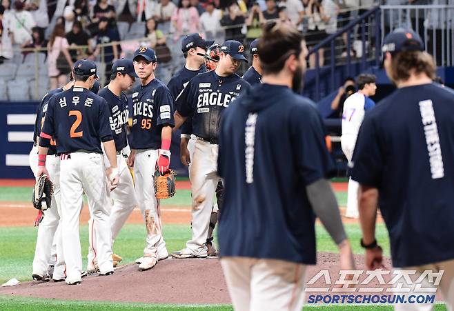 5일 서울 고척돔에서 열린 KBO리그 키움과 한화의 경기. 한화가 키움에 승리하며 위닝시리즈를 예약했다. 경기 종료 후 승리의 기쁨을 나누고 있는 한화 선수들. 고척=송정헌 기자songs@sportschosun.com/2025.07.05/