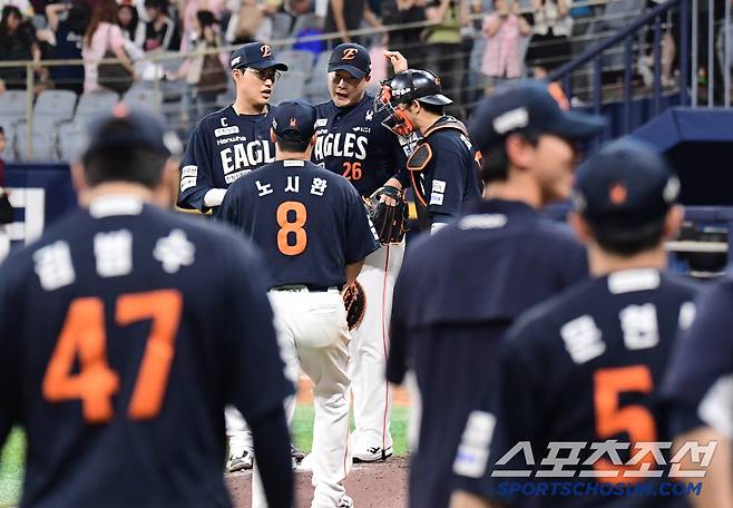 한화가 키움에 승리하며 위닝시리즈를 예약했다. 경기 종료 후 승리의 기쁨을 나누고 있는 한화 선수들.