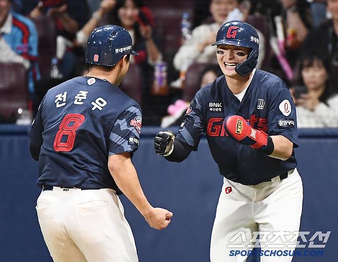 29일 서울 고척스카이돔에서 열린 롯데-키움전. 7회초 1사 2, 3루 손호영의 안타 때 득점한 전준우와 윤동희가 환호하고 있다. 고척=정재근 기자 cjg@sportschosun.com/2025.4.29/