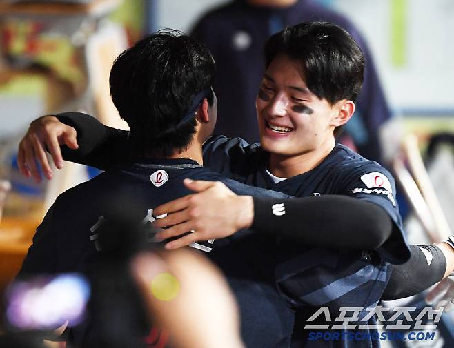 29일 대구 라이온즈파크에서 열린 롯데-삼성전. 4회초 2사 손성빈이 솔로포를 친 후 윤동희의 축하를 받고 있다. 대구=정재근 기자 cjg@sportschosun.com/2025.5.29/