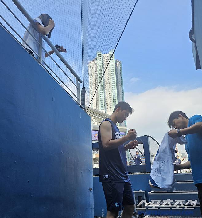 팬을 위한 유니폼 사인에 임하는 김주원. 김영록 기자