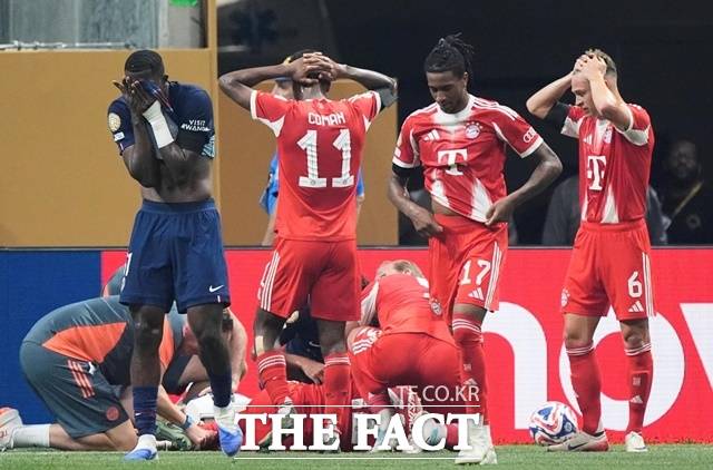 전반 추가시간 부상으로 그라운드에 쓰러진 자말 무시알라를 보고 선수들이 안타까워하고 있다./애틀랜타=AP.뉴시스