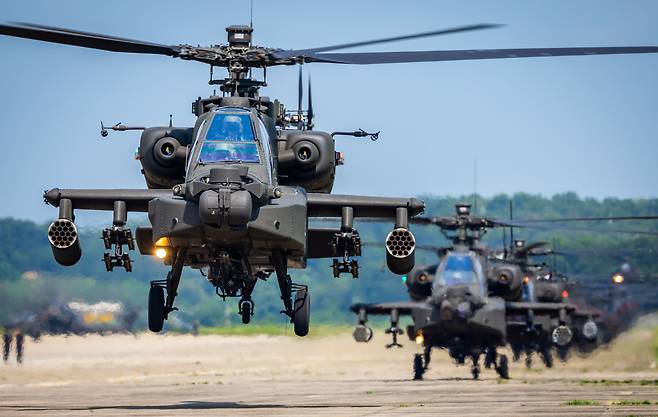 2022년 7월 25일 경기도 이천 육군항공사령부에서 열린 대규모 항공작전 훈련에서 AH-64E 아파치 가디언 공격헬기가 정지비행을 하고 있다./조선일보 DB