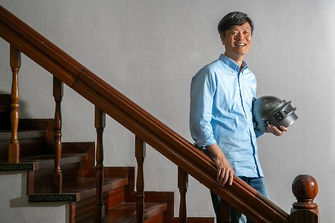 셔츠에 청바지를 즐겨입는 장병규 크래프톤 의장이 '배틀 그라운드' 전투모를 들고 활짝 웃었다. /장련성 기자