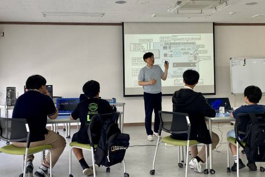 김진구 동아마이스터고 교사가 지난 3일 대전청소년위캔센터에서 열린 늘봄 프로그램 '동아마이스터고와 함께하는 코딩의 세계'에서 코딩 수업을 하고 있다. 정인선 기자