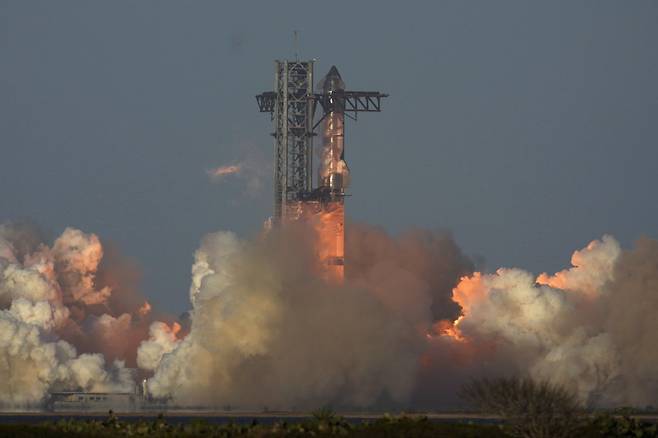 스페이스X 로켓 발사 이후 멕시코 바그다드 해변에 파편이 쏟아지며, 멸종위기 바다거북의 서식지가 훼손됐다. 환경단체는 500m 구간에서만 1톤 넘는 잔해를 수거했고, 최소 300마리의 새끼 거북이 폐사한 것으로 추정했다. ⓒ 뉴시스