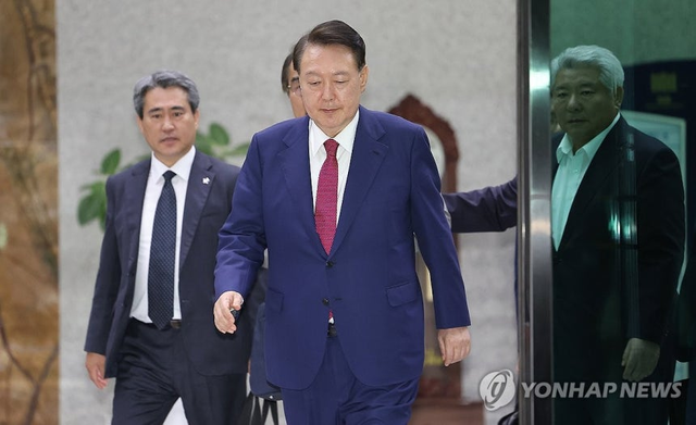 윤석열 전 대통령이 5일 내란 특검 2차 조사를 마치고 조은석 특별검사팀 사무실이 있는 서울 서초구 서울고검을 나서고 있다. 연합뉴스