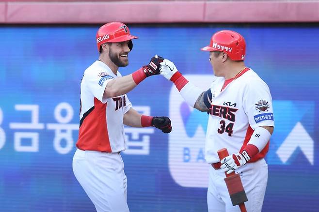 홈런을 때려내고 환호하는 패트릭 위즈덤(왼쪽)과 최형우. KIA 타이거즈 제공