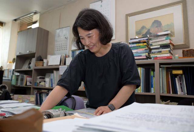 조정흔 경제정의실천시민연합(경실련) 토지주택위원장이 3일 서울 양천구에 있는 사무실에서 한국일보와 인터뷰하며 자료들을 살펴보고 있다. 조 위원장은 "경실련이 설립된 1989년 당시에도 부동산 투기로 인한 서민들의 주택 문제가 사회적 관심사였다"고 말했다. 강예진 기자