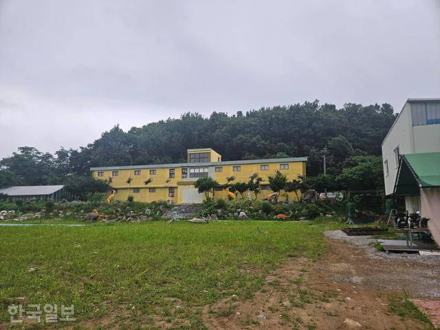 2일 인천 강화군 송해면 당산리에 위치한 폐교 운동장 공터. 이곳은 올해 초만 해도 글램핑 장소로 운영됐으나, 확성기 소음 문제가 본격화하면서 운영 중단에 들어간 것으로 알려졌다. 오세운 기자