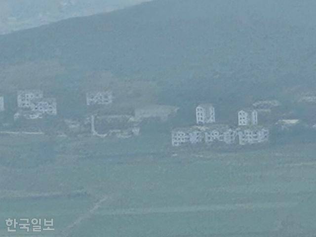 2일 애기봉 전망대에서 바라본 북한 해물 선전마을의 모습. 김경준 기자
