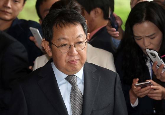 우병우 청와대 민정수석에 대한 감찰 내용을 누설한 혐의로 고발당한 이석수 전 특별감찰관이 2016년 10월 28일 피고발인 신분으로 서울 서초동 중앙지검에 출두하고 있다.