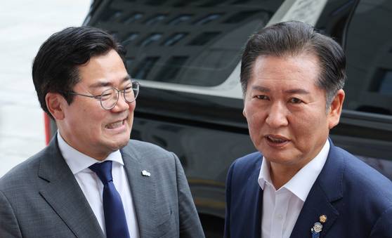 더불어민주당 당대표에 도전하는 정청래(오른쪽), 박찬대 의원이 2일 오후 서울 여의도 국회에서 검찰개혁 토론회 축사를 마친 뒤 취재진 질문에 답하고 있다. 뉴스1