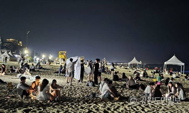 ▲ 연일 열대야가 지속된 가운데 지난 5일 밤 경포해변 백사장이 무더위를 피해 나온 관광객과 시민들로 북적였다.황선우 기자