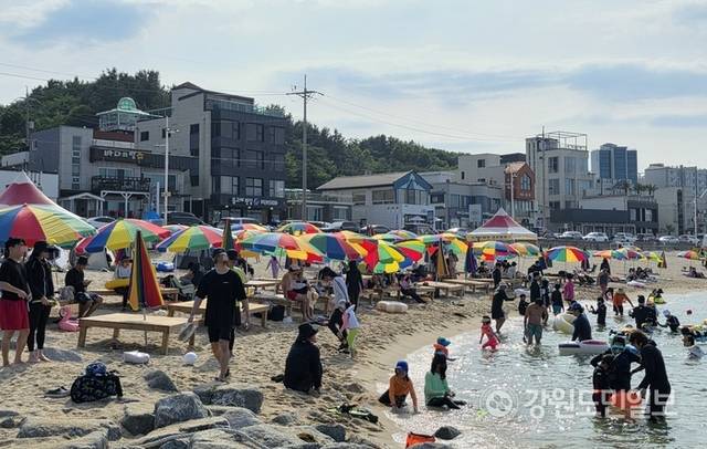 ▲ 7월 첫 주말인 지난 5일 강릉 사천진 해수욕장에 피서객들이 몰려 해수욕을 즐기고 있다.황선우 기자