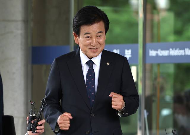 ▲ 정동영 통일부 장관 후보자가 24일 서울 종로구 남북관계관리단에 마련된 인사청문회 준비사무실로 들어서고 있다. 연합뉴스