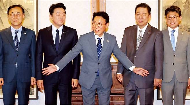 김민석 국무총리가 6일 서울 삼청동 국무총리 공관에서 이재명 정부 첫 고위 당정대 회의를 주재했다. 왼쪽부터 김윤덕 더불어민주당 사무총장, 강훈식 대통령 비서실장, 김 총리, 김병기 민주당 원내대표, 진성준 민주당 정책위원회 의장. 강은구 기자