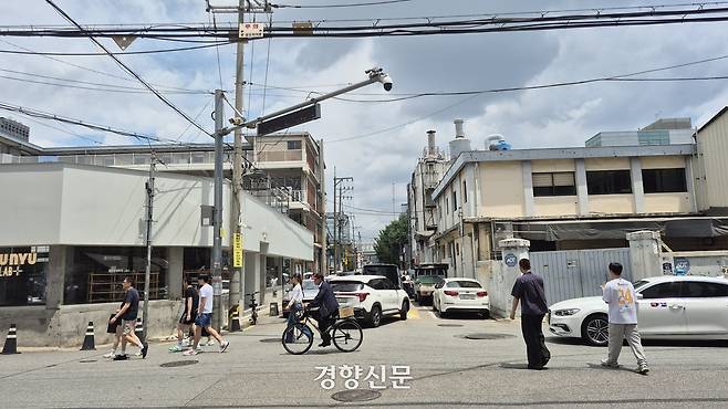 서울 성동구 성수동 연무장길. 오래된 옛 건물과 새롭게 단장한 건물들이 어우러져 있다. 류인하 기자