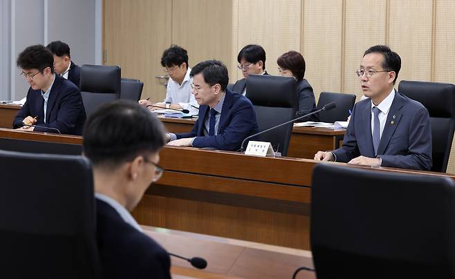이형일 기획재정부 1차관이 지난달 16일 정부세종청사 중앙동 대회의실에서 열린 물가관계차관회의에서 최근 소비자물가 동향 및 대응 방안을 논의하고 있다. 연합뉴스