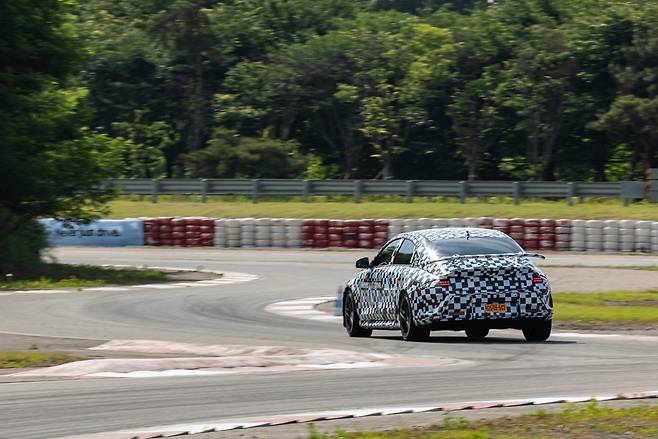 아이오닉 6 N이 현대차 남양연구소 테스트 트랙을 주행하고 있다. 현대차 제공