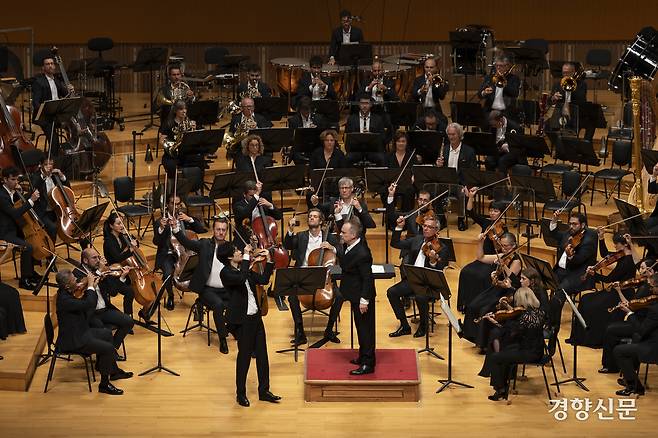 경향신문사와 롯데문화재단이 공동 주최한 스위스로망드오케스트라 &양인모 바이올리니스트 협연이 5일 서울 송파구 롯데콘서트홀에서 열리고 있다. 문재원 기자