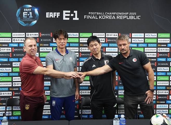 “패배에 대한 두려움 없이 붙자” 손 모은 동아시안컵 감독들 2025 동아시아축구연맹(EAFF) E-1 챔피언십에 출전하는 데얀 조르제비치(중국), 홍명보(한국), 모리야스 하지메(일본), 애슐리 웨스트우드 감독(홍콩·왼쪽부터)이 6일 개막을 하루 앞두고 기자회견에 앞서 선전을 다짐하고 있다. 용인 | 연합뉴스