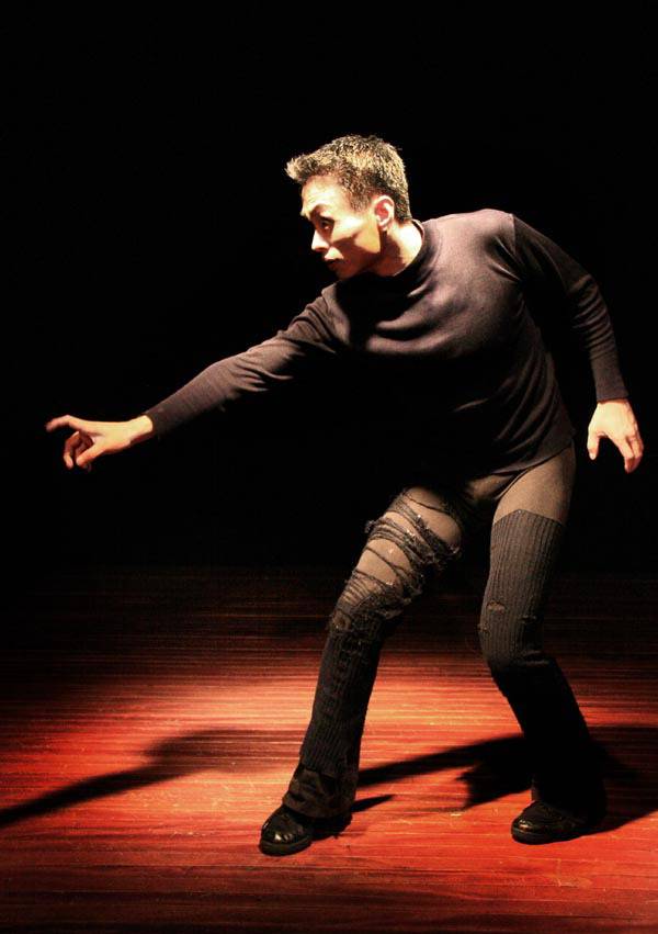 극단 세진 김세진 대표가 마임 공연을 하고 있다. 올해 활동 25년을 맞는 김 대표는 오는 9, 10일 신진 예술가들과 협업한 공연 ‘부산마임 25th: 부산한몸’을 선보인다. 극단 세진 제공