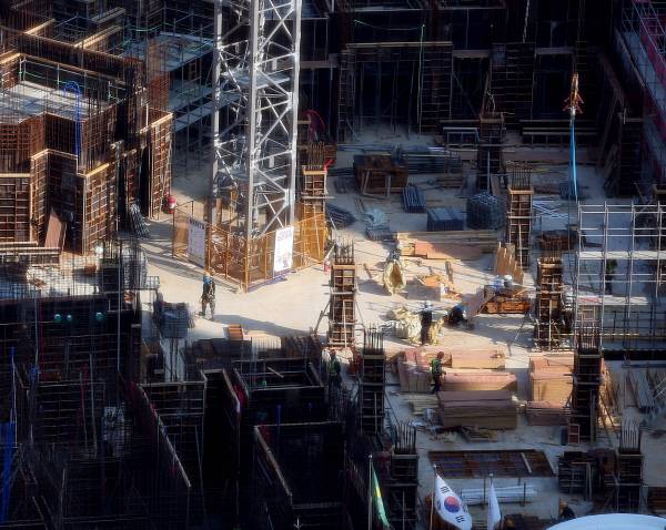 지난 3일 부산의 한 아파트 공사 현장에서 노동자들이 뜨거운 햇빛 아래 작업하고 있다. 연합뉴스