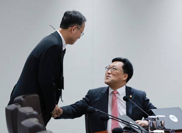 김병환 금융위원장(오른쪽)과 이형일 기획재정부 장관 직무대행 1차관이 지난 1일 서울 용산 대통령실 청사에서 열린 국무회의에 참석해 인사하고 있다. 연합뉴스