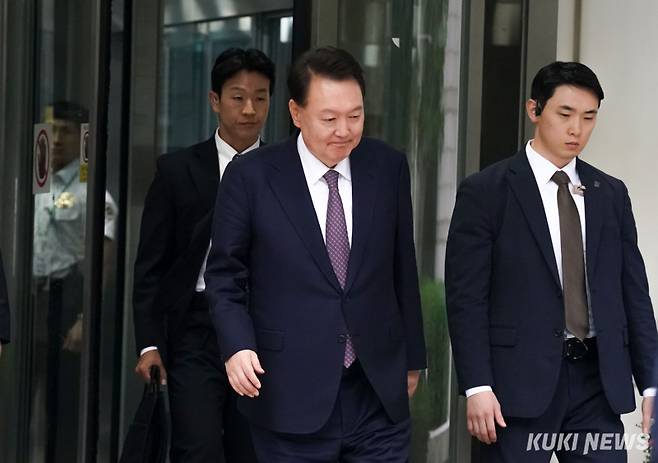 윤석열 전 대통령이 16일 오후 서울 서초구 중앙지방법원에서 열린 내란 우두머리 혐의·직권남용 권리행사방해 혐의 사건 7차 공판을 마치고 법원을 나서고 있다. 사진=유희태 기자