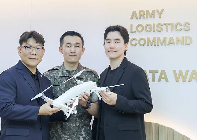 국방 3D프린팅 경진대회에서 장관상을 받은 육군 군수사령부 3명이 시제품 드론을 들어 보이고 있다. 왼쪽부터 장진수 사무관, 김진원 소령, 김두영 주무관. 육군