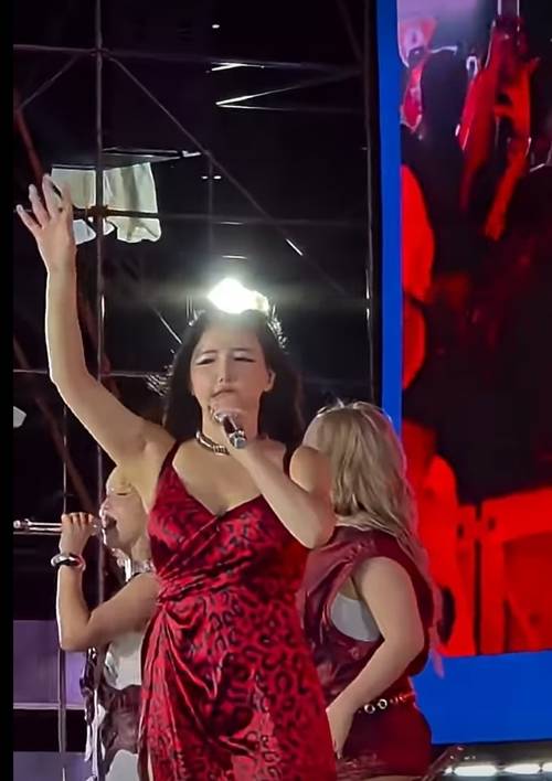 ‘2025 GANZBERG SUPER IDOL I AM THE BEST’ 콘서트 무대에 2NE1 완전체가 등장했다. 사진 =프놈펜 커뮤니티