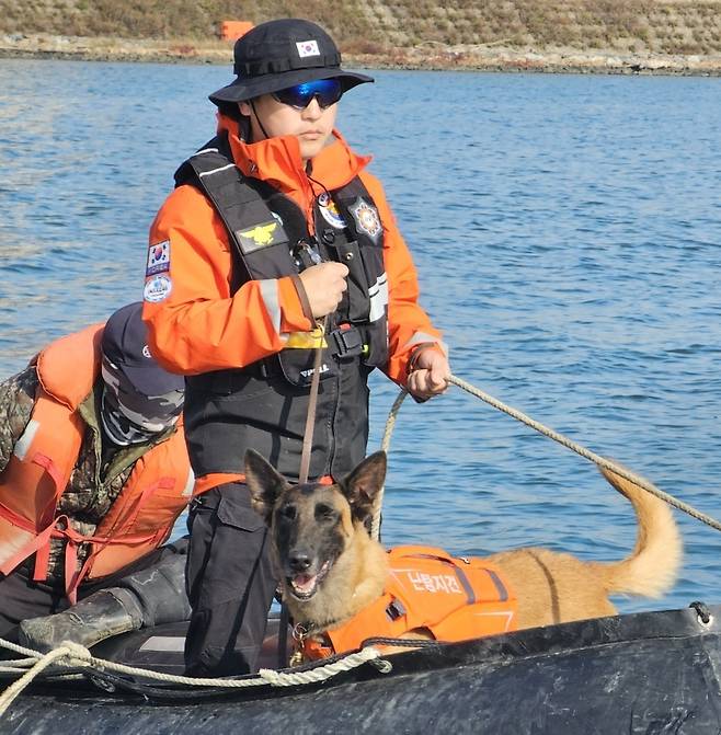 나상보 소방장과 수난탐지견 파도/사진제공=소방청