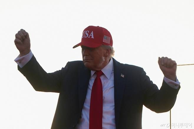 (디모인 로이터=뉴스1) 김지완 기자 = 3일(현지시간) 도널드 트럼프 미국 대통령이 아이오와주 디모인 국제공항에서 열린 '아메리카250' 주최 행사에서 음악에 맞춰 흥겹게 몸을 흔들고 있다. 2025.07.03 ⓒ 로이터=뉴스1 Copyright (C) 뉴스1. All rights reserved. 무단 전재 및 재배포, AI학습 이용 금지. /사진=(디모인 로이터=뉴스1) 김지완 기자