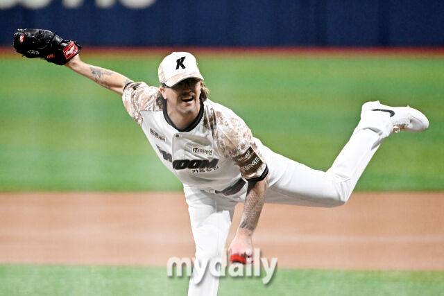 25일 오후 서울 고척동 고척스카이돔에서 진행된 '2025 프로야구 KBO리그' 키움히어로즈와 KIA타이거즈의 경기. 키움 선발투수 웰스가 역투하고 있다./마이데일리