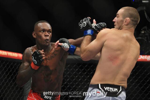 아데산야(왼쪽)가 스트릭랜드와 대결에서 펀치를 날리고 있다. /게티이미지코리아