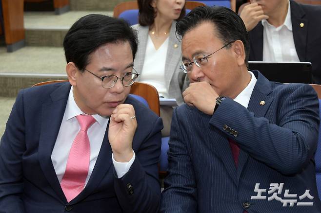 국민의힘 송언석 비상대책위원장 겸 원내대표(왼쪽)와 유상범 원내수석부대표가 대화를 하고 있다. 윤창원 기자