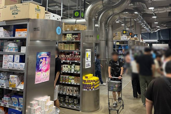 경기도 성남시에 문을 연 창고형 약국 ‘메가팩토리약국’ 내부 모습. 소비자들이 쇼핑카트를 끌고 약국을 둘러보며 필요한 일반의약품과 건강기능식품을 직접 고르는 모습이 눈에 띈다. 온라인 커뮤니티 캡처