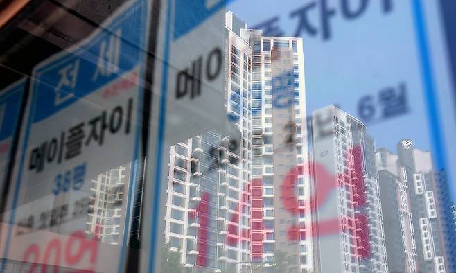 6월 23일 서울 시내의 한 부동산에 붙은 전세 매물 안내문에 인근 아파트 모습이 비치고 있다. 연합뉴스