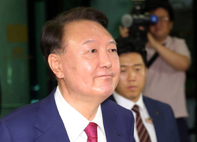 윤석열 전 대통령이 지난 5일 오후 서울 서초구 서울고등검찰청에 마련된 내란특검 사무실에서 2차 대면 조사를 마친 뒤 귀가하고 있다. 뉴시스