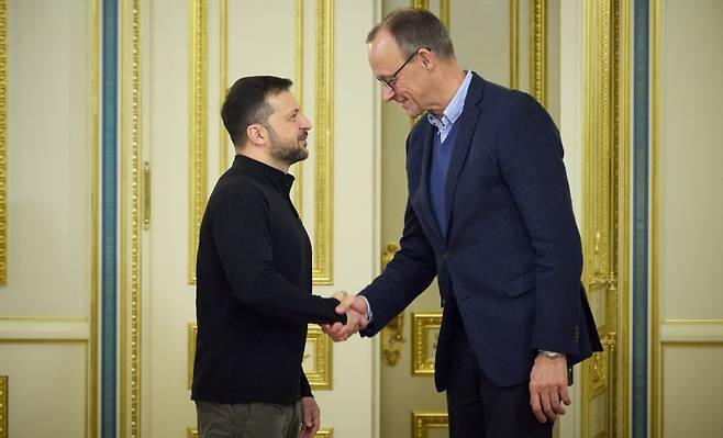2024년 12월 볼로디미르 젤렌스키 우크라이나 대통령(왼쪽)이 키이우를 방문한 당시 독일 제1야당 CDU·CSU 연합 프리드리히 메르츠 대표와 악수하고 있다. 우크라이나 대통령실 제공