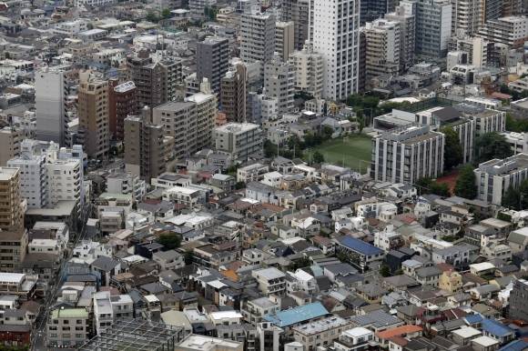 2025년 7월 1일 일본 도쿄 이케부쿠로 지역의 전망대에서 바라본 주택 및 사무실 전경. 일본 국세청이 발표한 자료에 따르면 2025년 일본의 평균 토지 가격은 2.7% 상승해 4년 연속 올랐다. 이는 2010년 현행 산정 방식이 도입된 이후 가장 큰 폭의 상승으로, 주로 일본을 방문하는 입국자를 위한 주택, 호텔, 리조트에 대한 수요가 증가했기 때문이다. EPA 연합뉴스