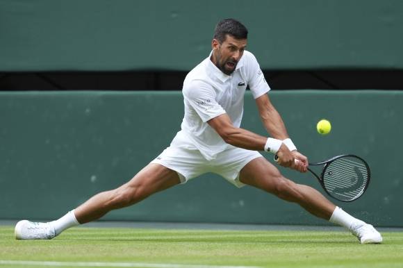 노바크 조코비치가 6일(한국시간) 영국 런던 올잉글랜드 클럽에서 열린 2025 윔블던 테니스 대회 남자 단식 3회전에서 미오미르 케츠마노비치를 상대하고 있다. AP 연합뉴스