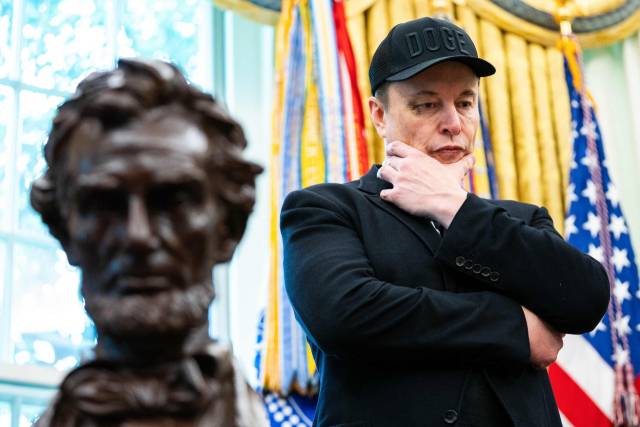 일론 머스크 테슬라 최고경영자(CEO)가 5월 30일(현지 시간) 미국 워싱턴DC 백악관 대통령 집무실에 서 있다. AFP연합뉴스